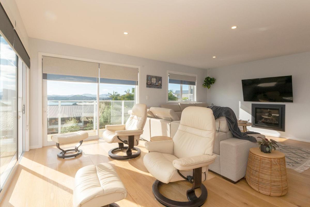 Luxury Lookout - Cable Bay Holiday Home - Housity