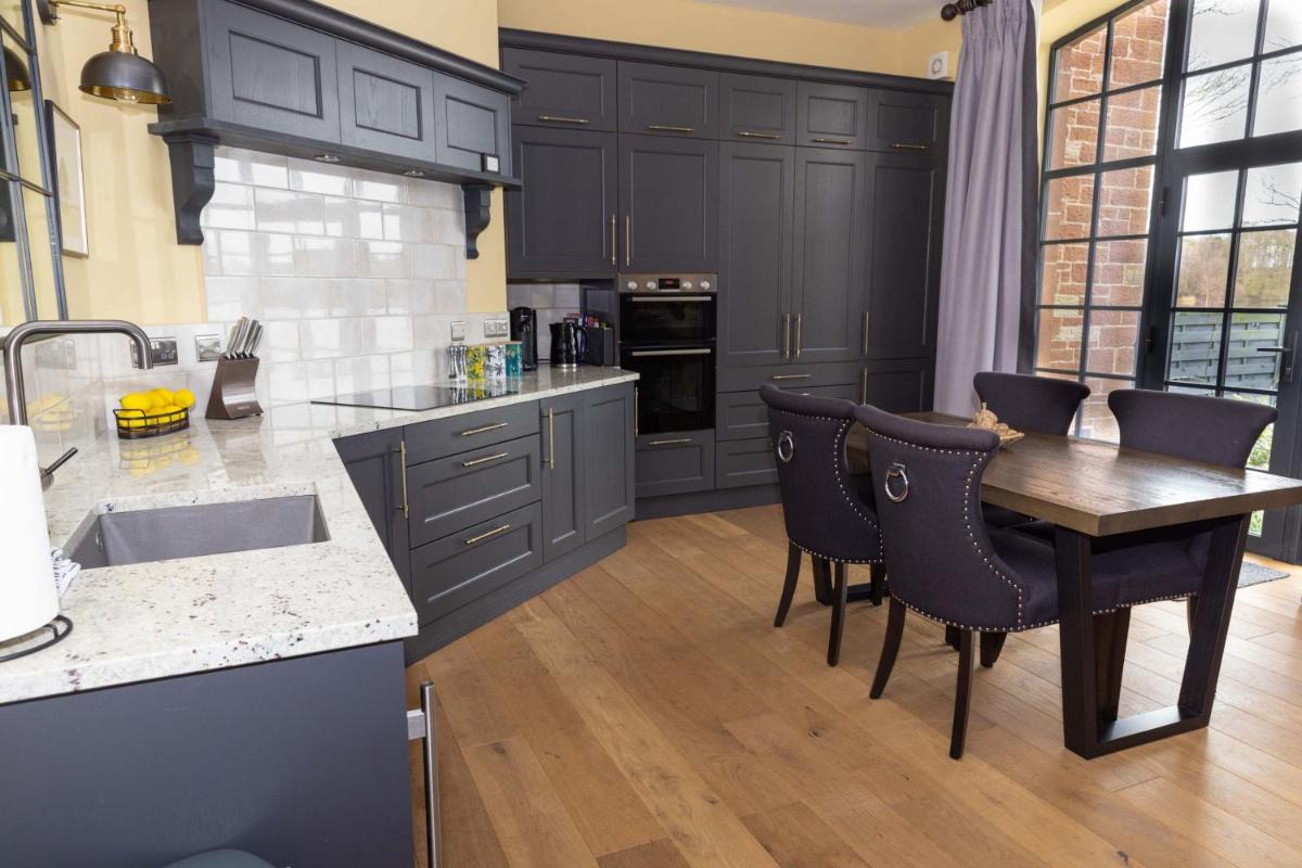 Tarn End Cottage with view to Talkin Tarn, near Lake District - Housity