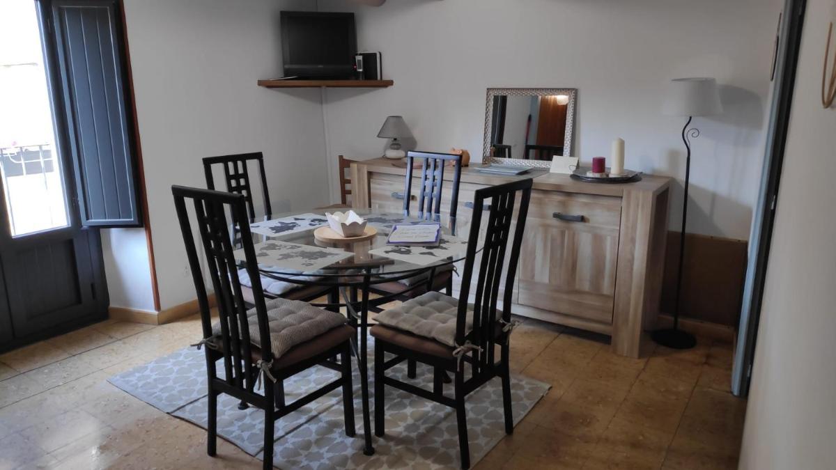Very nice village house in the ramparts of Montblanc. - Housity