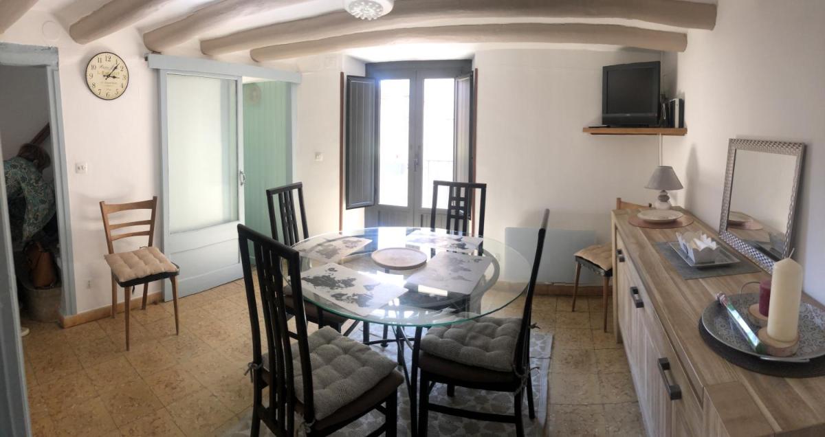 Very nice village house in the ramparts of Montblanc. - Housity