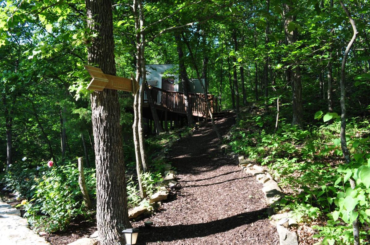 Seven Oaks - Treehouse with deck - Housity