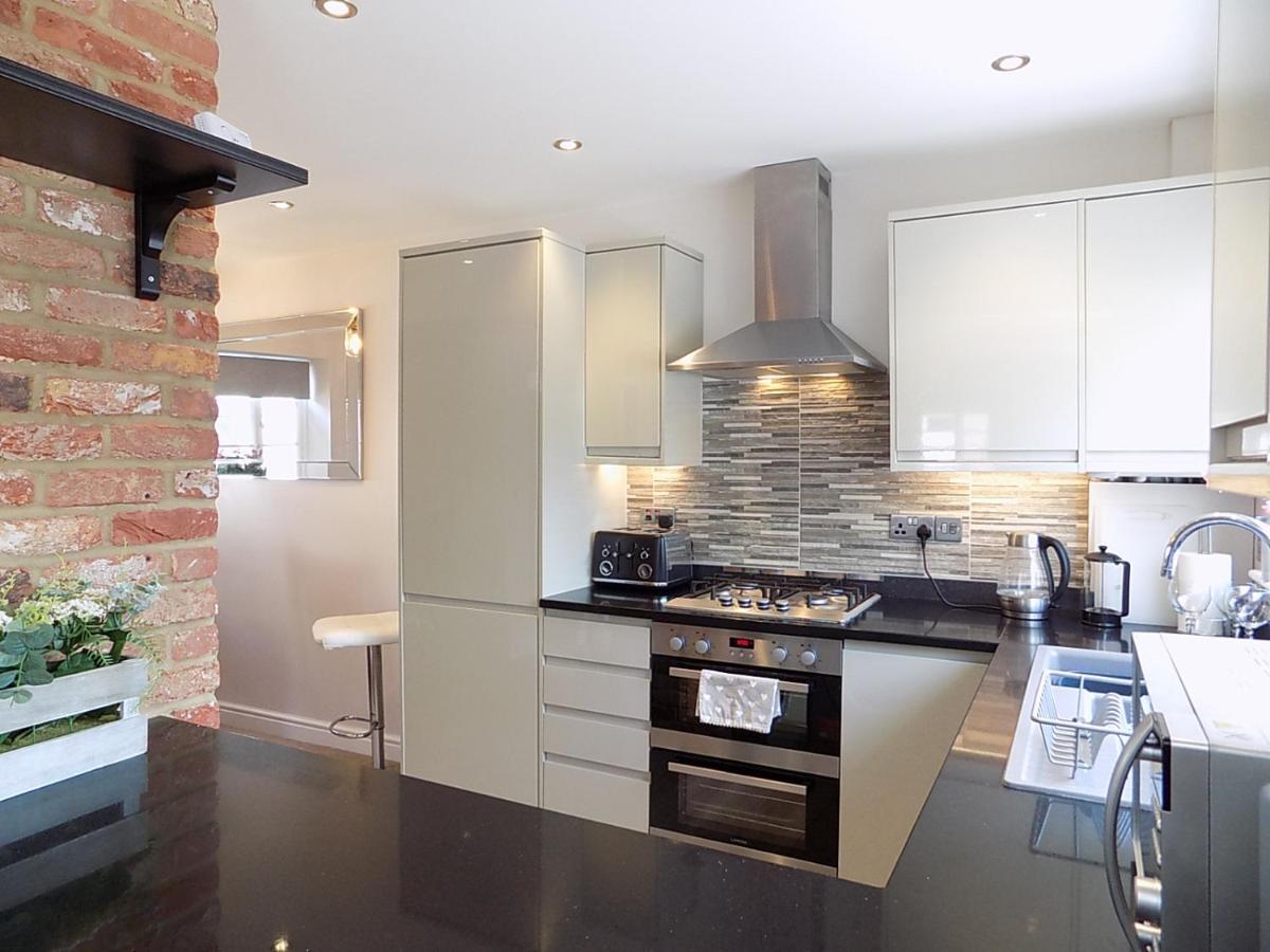 Double Award Winning 1700's Grd 2 listed cottage near Stonehenge - Housity