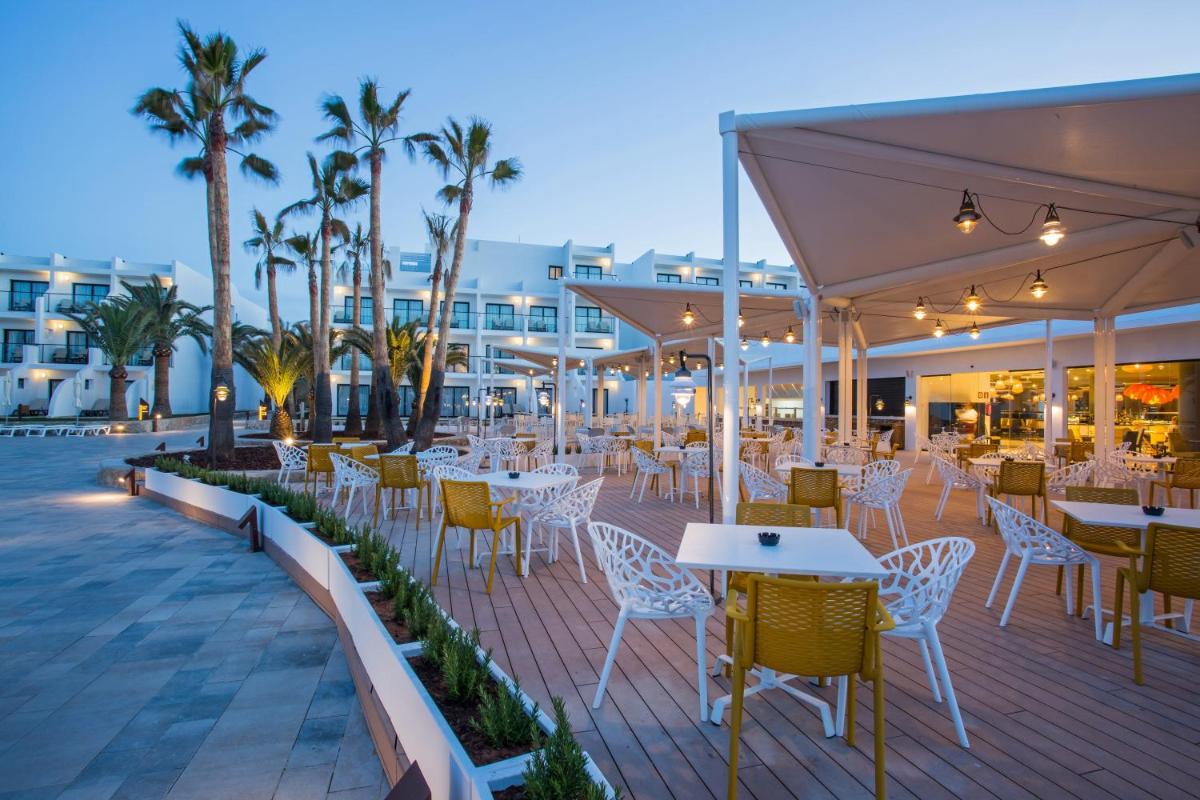 Un restaurante o sitio para comer en Grand Palladium White Island Resort & Spa - All Inclusive