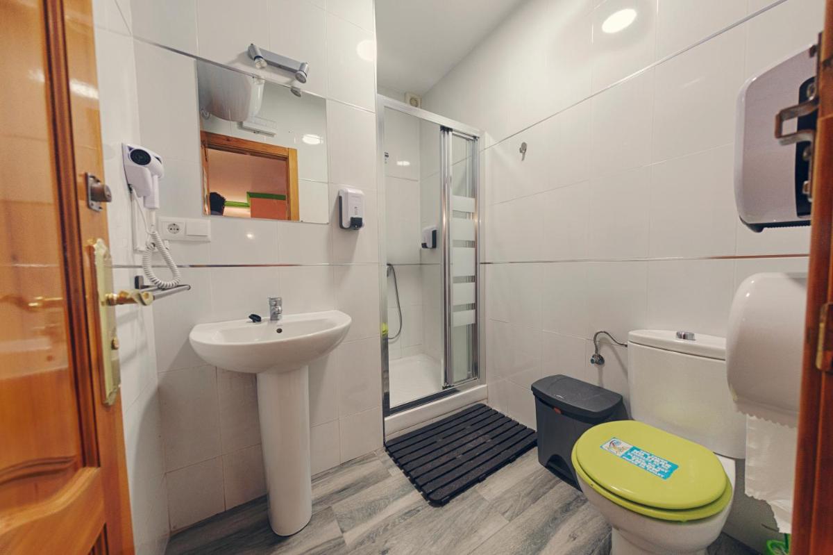 Charming Nerja Hostel - Housity