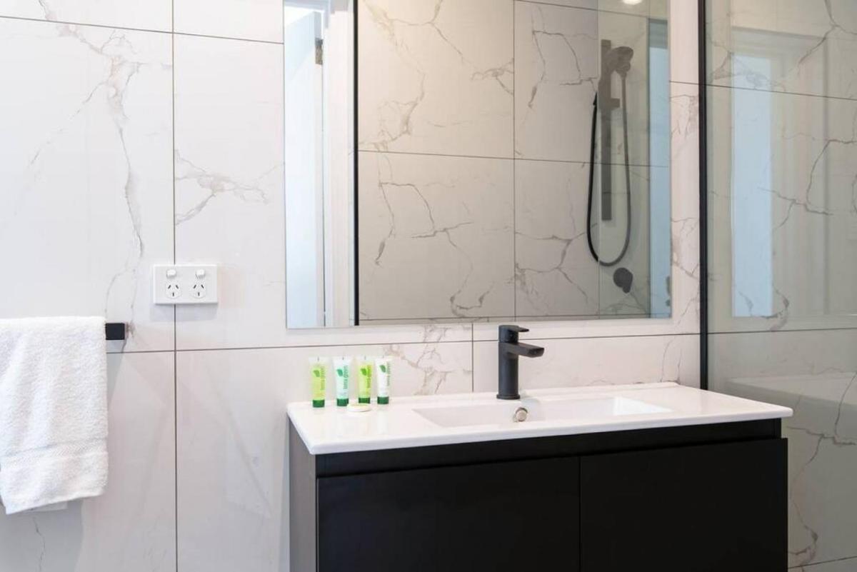 Largs Oasis, Beach & Jetty views - Free wine - Housity