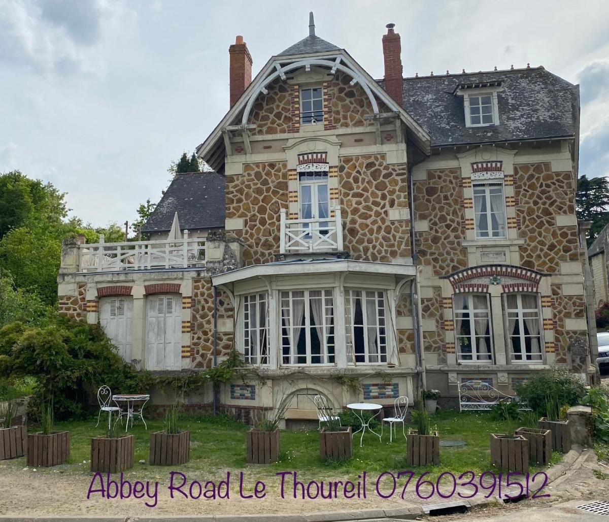 Abbey Road Le Thoureil Maison 6 chambres 12 personnes - Housity