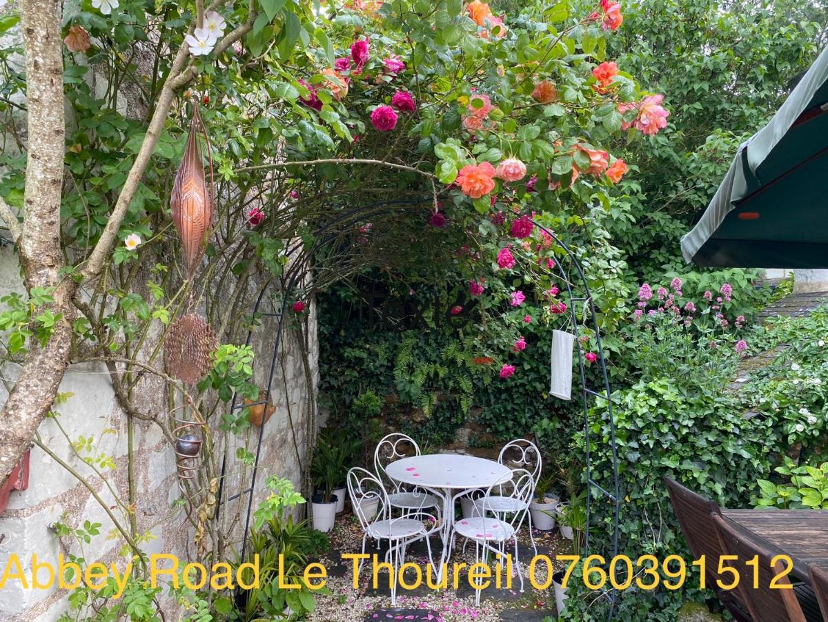 Abbey Road Le Thoureil Maison 6 chambres 12 personnes - Housity