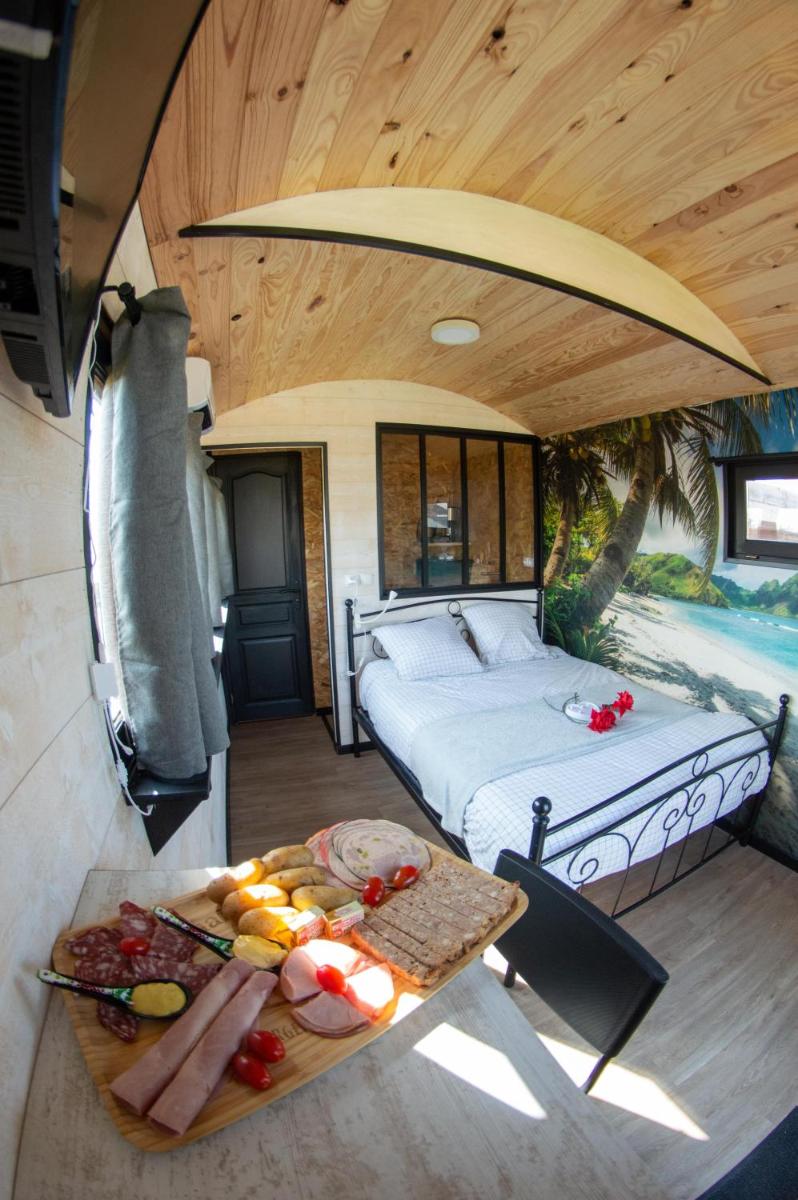 Roulotte et sauna de Tonton Bouvy au domaine du Reuze - Housity
