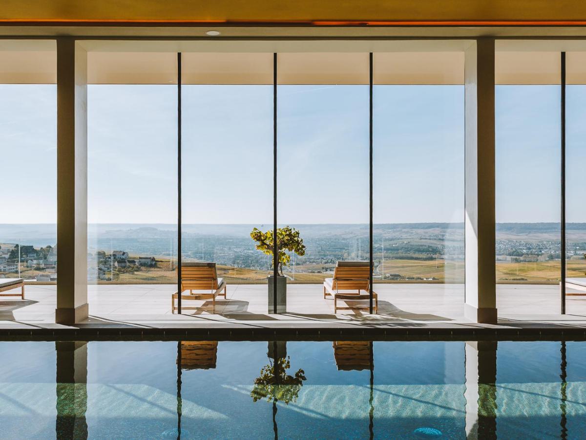 une maison avec piscine et vue dans l'établissement Royal Champagne Hotel & Spa, à Champillon