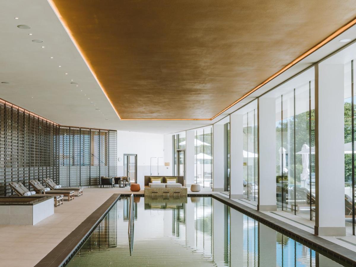 Piscine de l'établissement Royal Champagne Hotel & Spa ou située à proximité