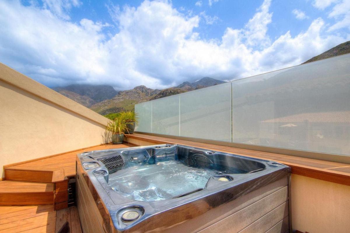 Vue générale sur la montagne ou vue sur la montagne depuis l'hôtel