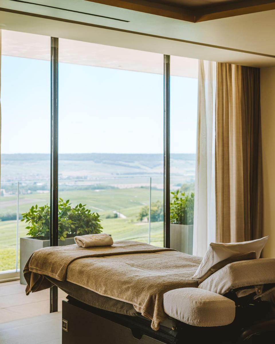Un ou plusieurs lits dans un hébergement de l'établissement Royal Champagne Hotel & Spa
