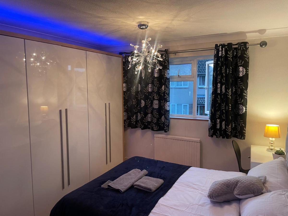 Amazing Room in a Lovely home - Housity