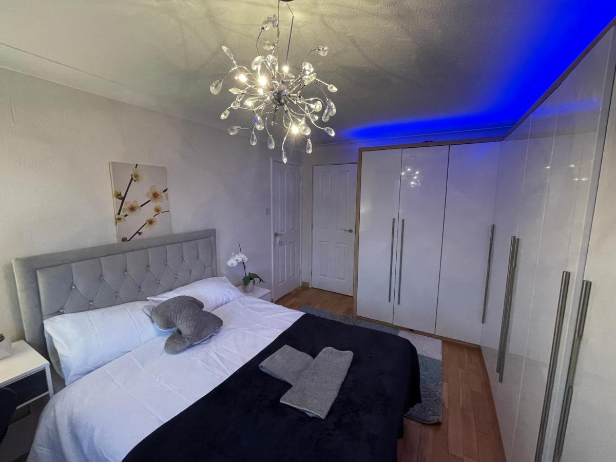 Amazing Room in a Lovely home - Housity