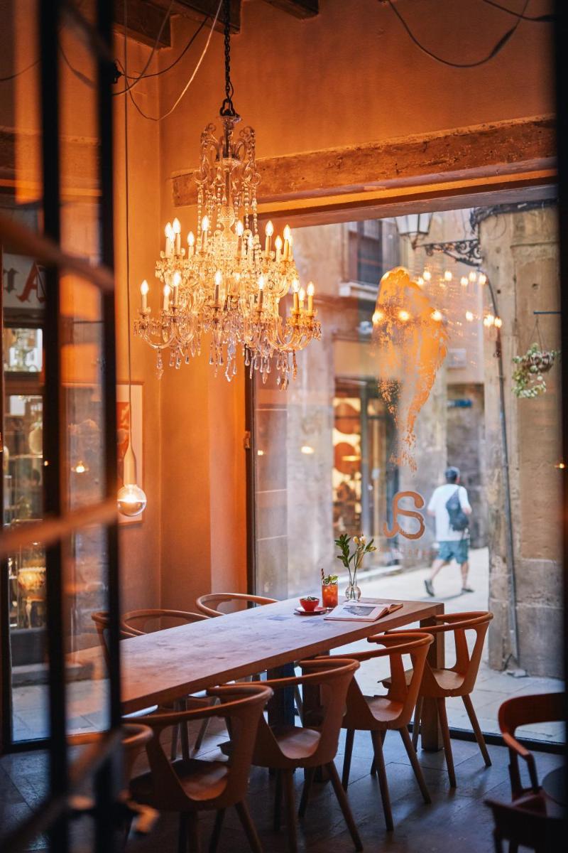 Un restaurante o sitio para comer en Hotel Neri – Relais & Chateaux
