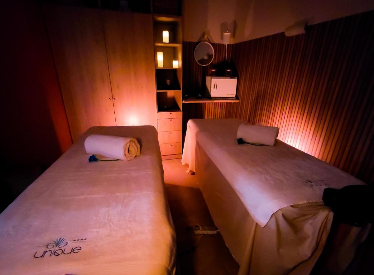 Un ou plusieurs lits dans un hébergement de l'établissement Unique Hôtel Résidence & Spa