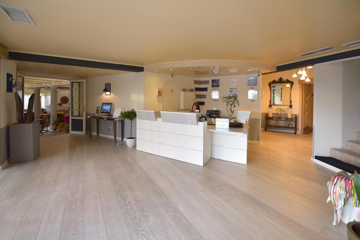 Télévision ou salle de divertissement dans l'établissement Ostella Spa & Resort