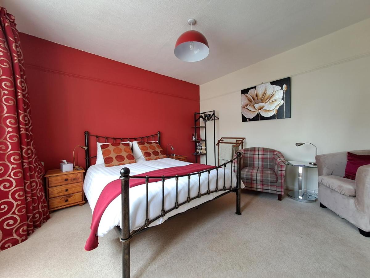 Quiet comfortable Patcham studio Free parking Hallway shared with host - Housity