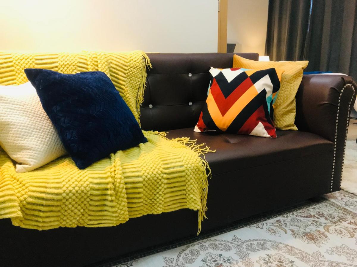 BGC Uptown 1 BR Condo - Housity