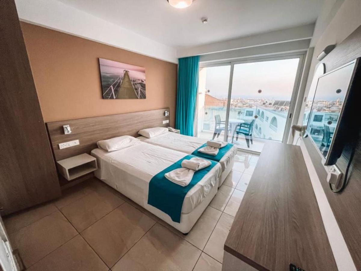 Sunny Blue Hotel - Housity