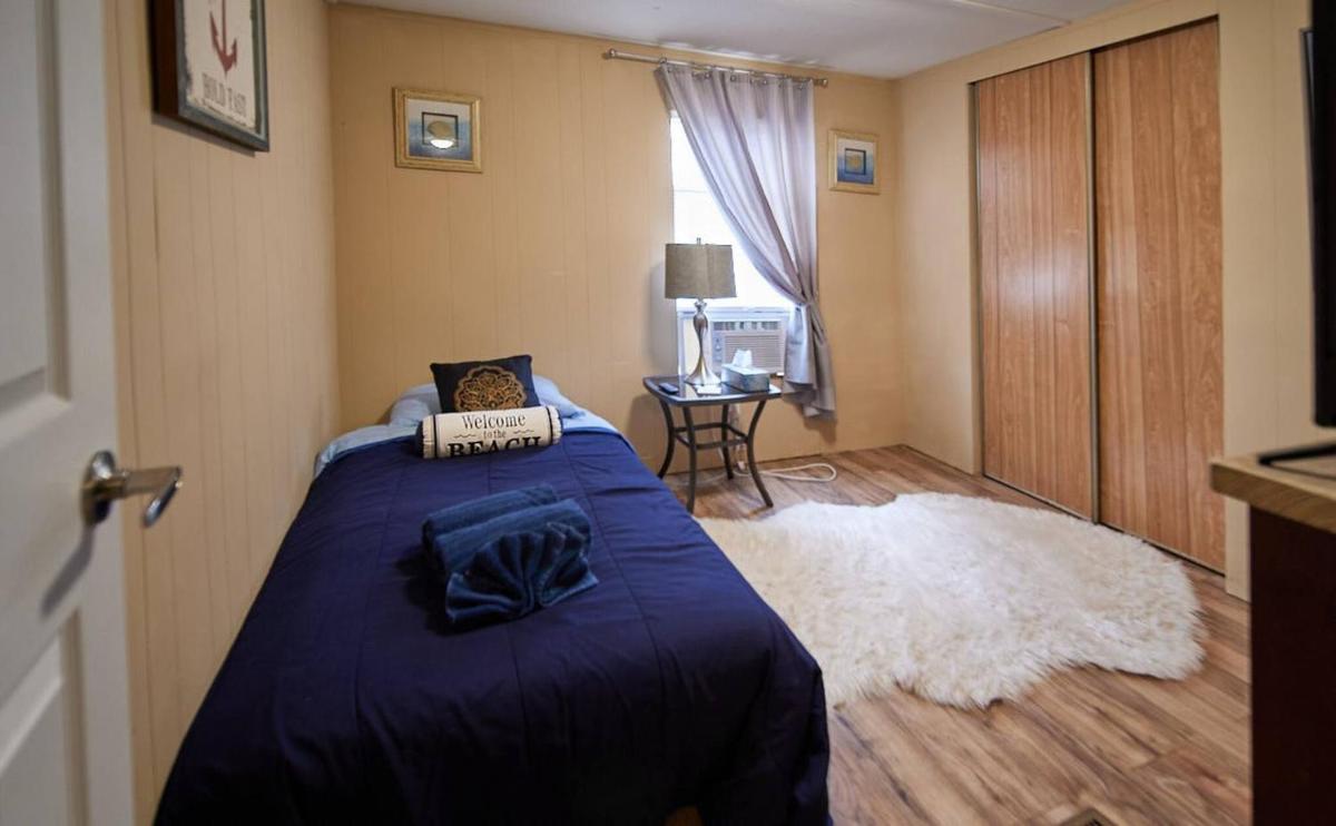 Room in Apartment - Pleasant Days Lodging Manatee Scallop Suite - Housity