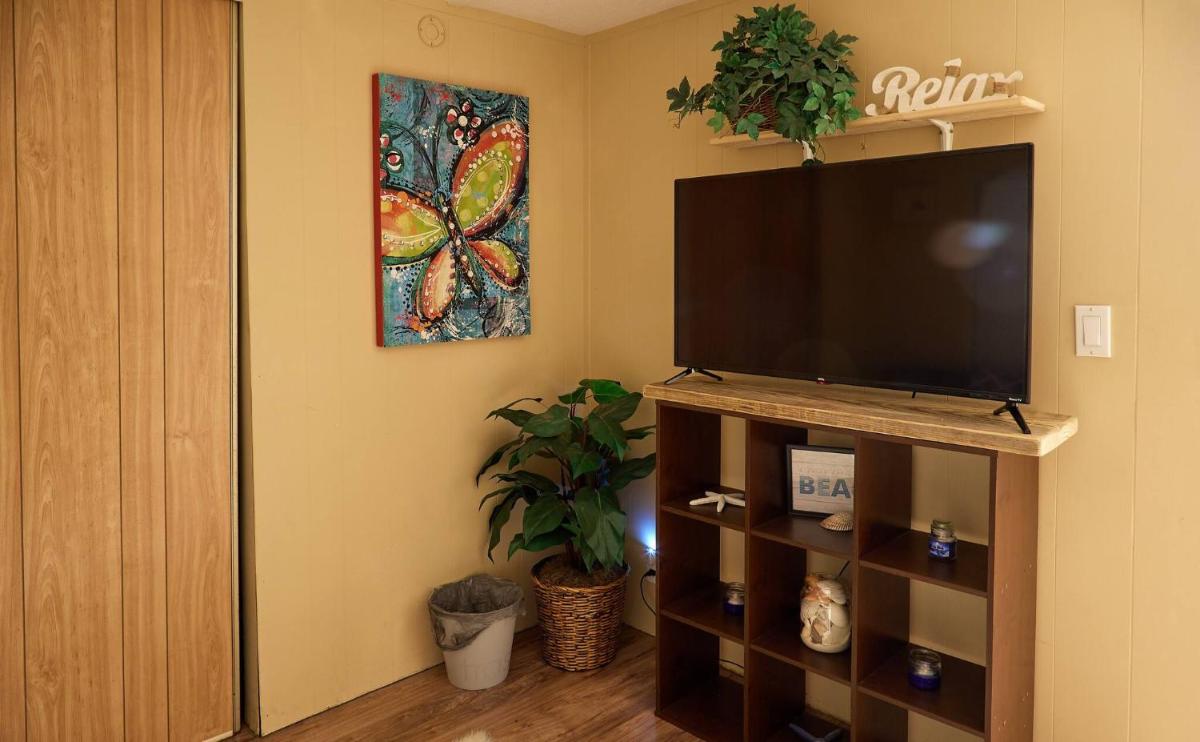 Room in Apartment - Pleasant Days Lodging Manatee Scallop Suite - Housity