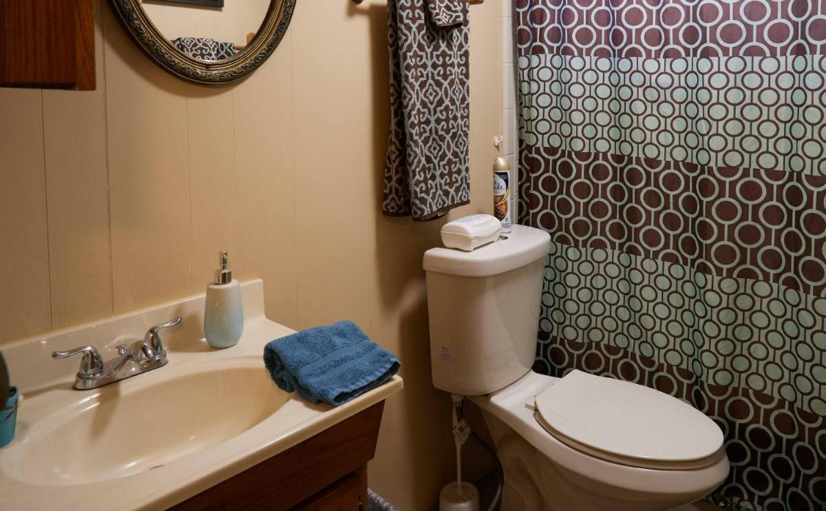 Room in Apartment - Pleasant Days Lodging Manatee Scallop Suite - Housity