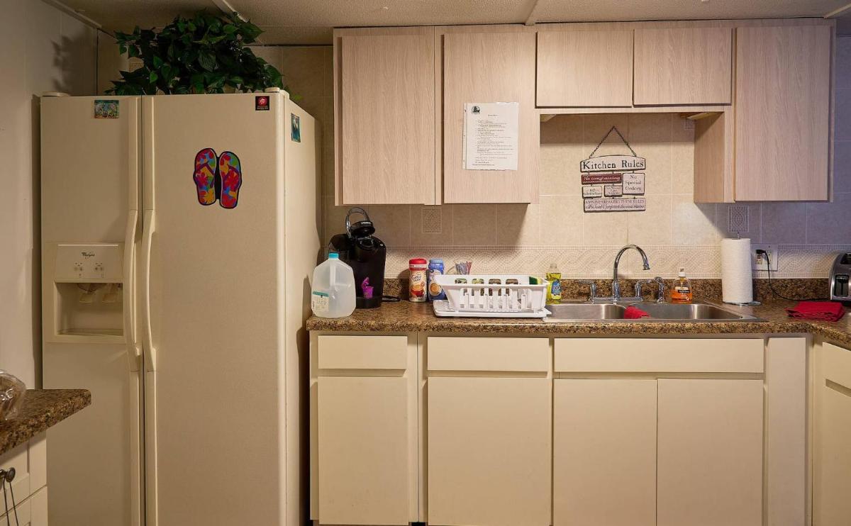 Room in Apartment - Pleasant Days Lodging Manatee Scallop Suite - Housity
