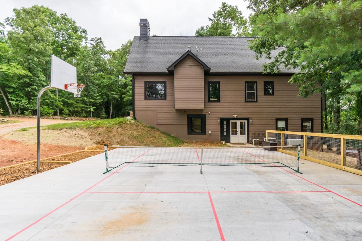New Listing! Two Houses - Sleeps 20 - Housity