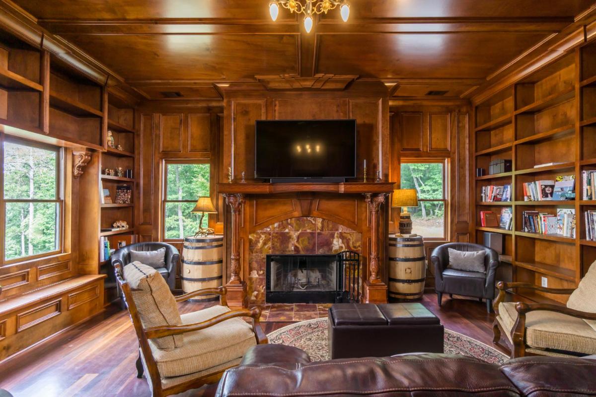 New Listing! Two Houses - Sleeps 20 - Housity