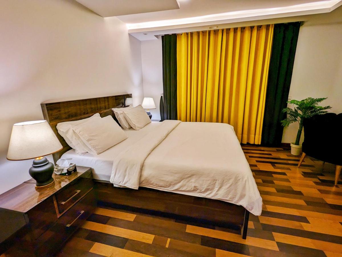 Gold Crest Mall Classic One Bedroom Apartment DHA Lahore - Housity