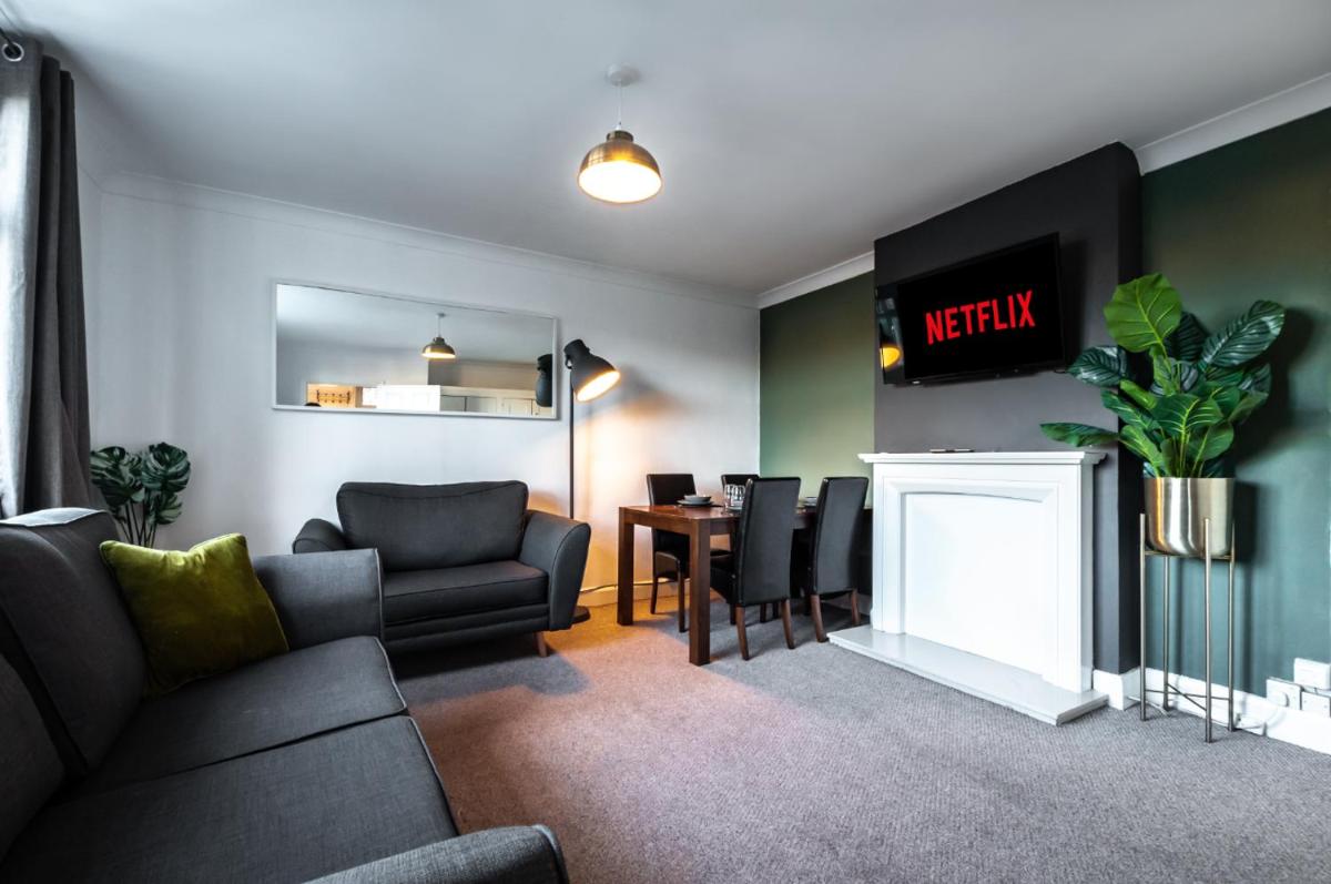 Comfortable and convenient stay 3 bed house - Housity
