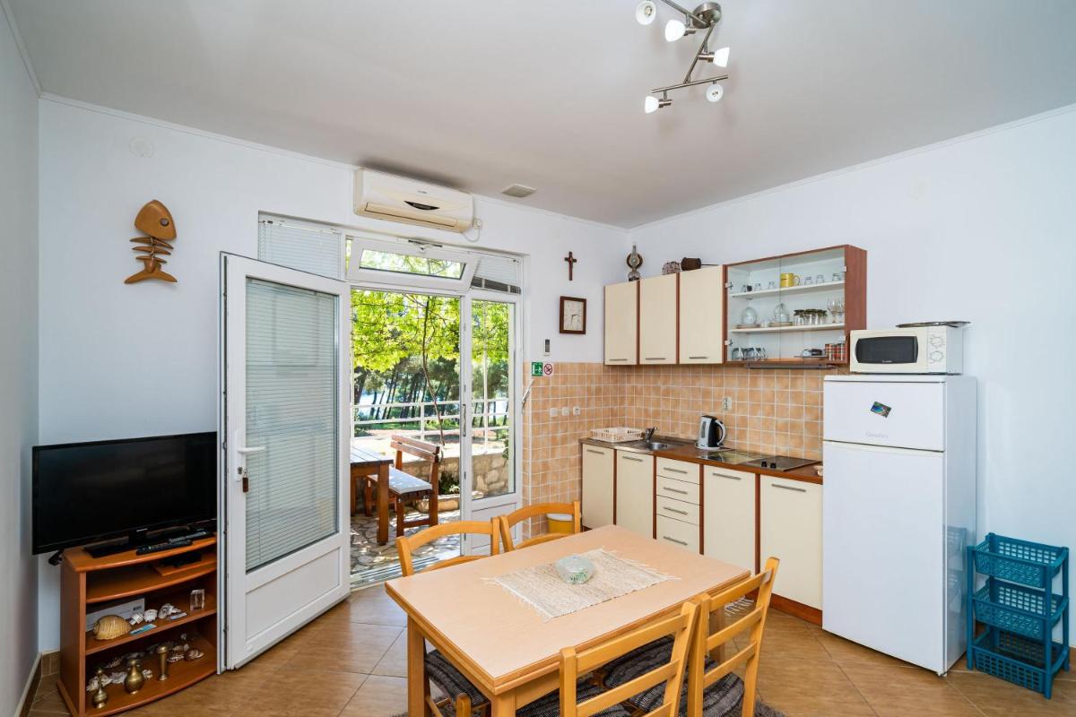 Apartments by the sea Zuljana, Peljesac - 10233 - Housity