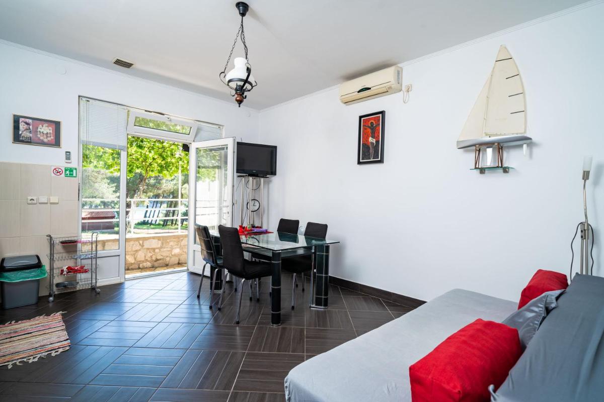 Apartments by the sea Zuljana, Peljesac - 10233 - Housity