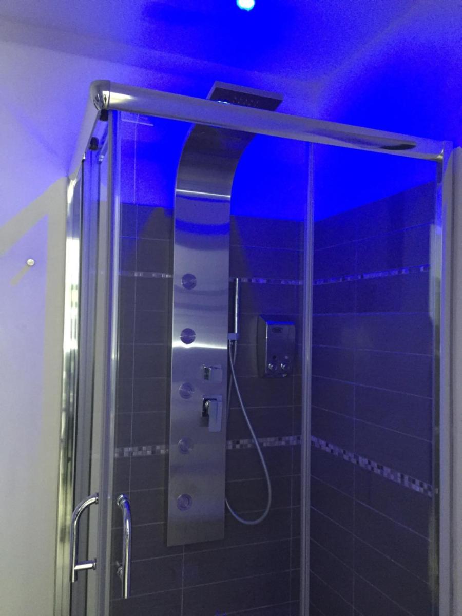 Flyingaway - Housity