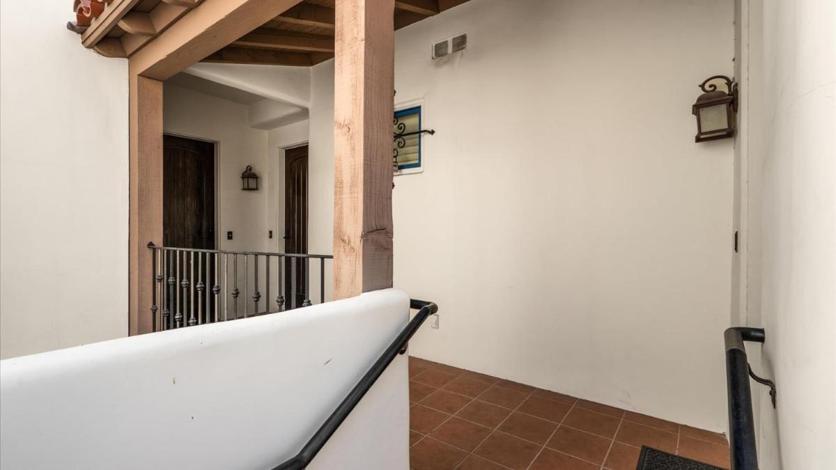 LV025 Airy Upstairs Studio with Mountain Views - Housity