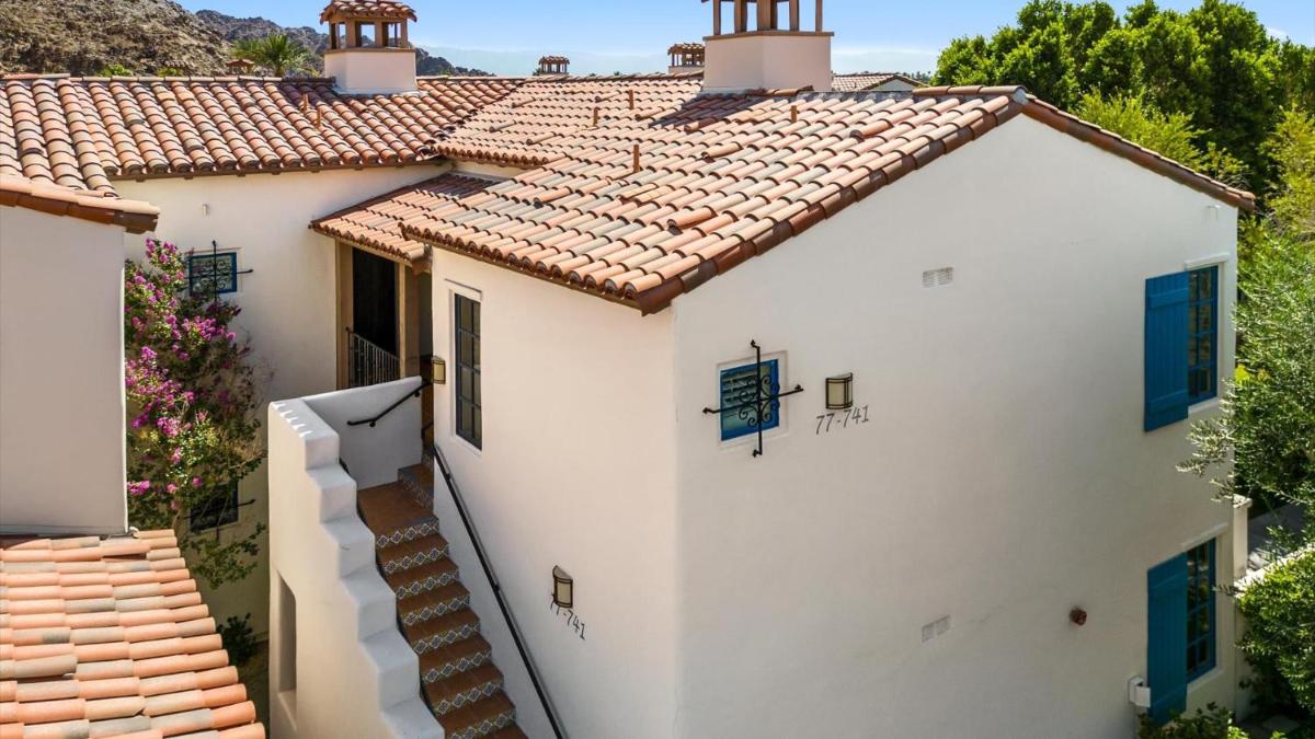 LV025 Airy Upstairs Studio with Mountain Views - Housity