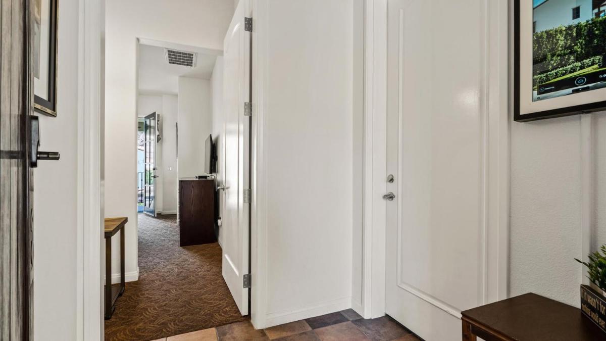 LV025 Airy Upstairs Studio with Mountain Views - Housity