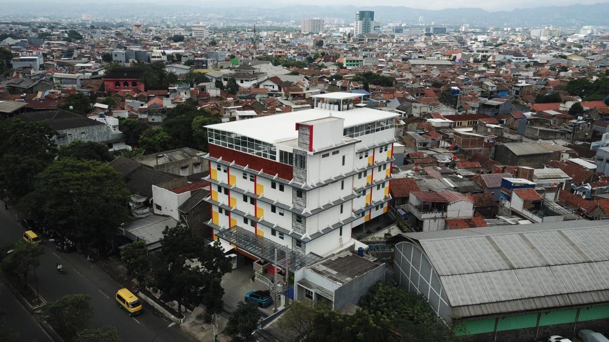 Front One Hotel Pasir Koja Bandung - Housity