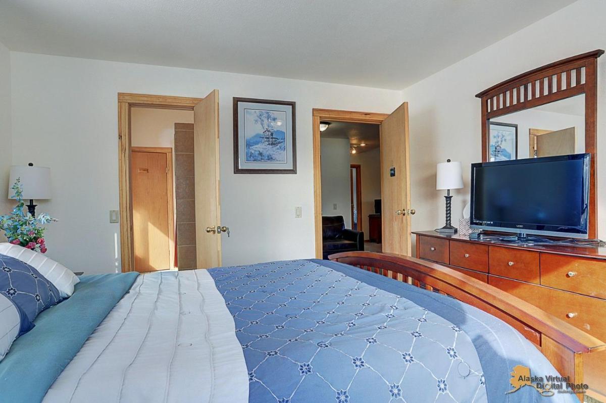 Falcon's Nest Bed and Breakfast - Housity