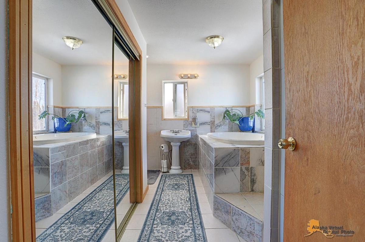 Falcon's Nest Bed and Breakfast - Housity