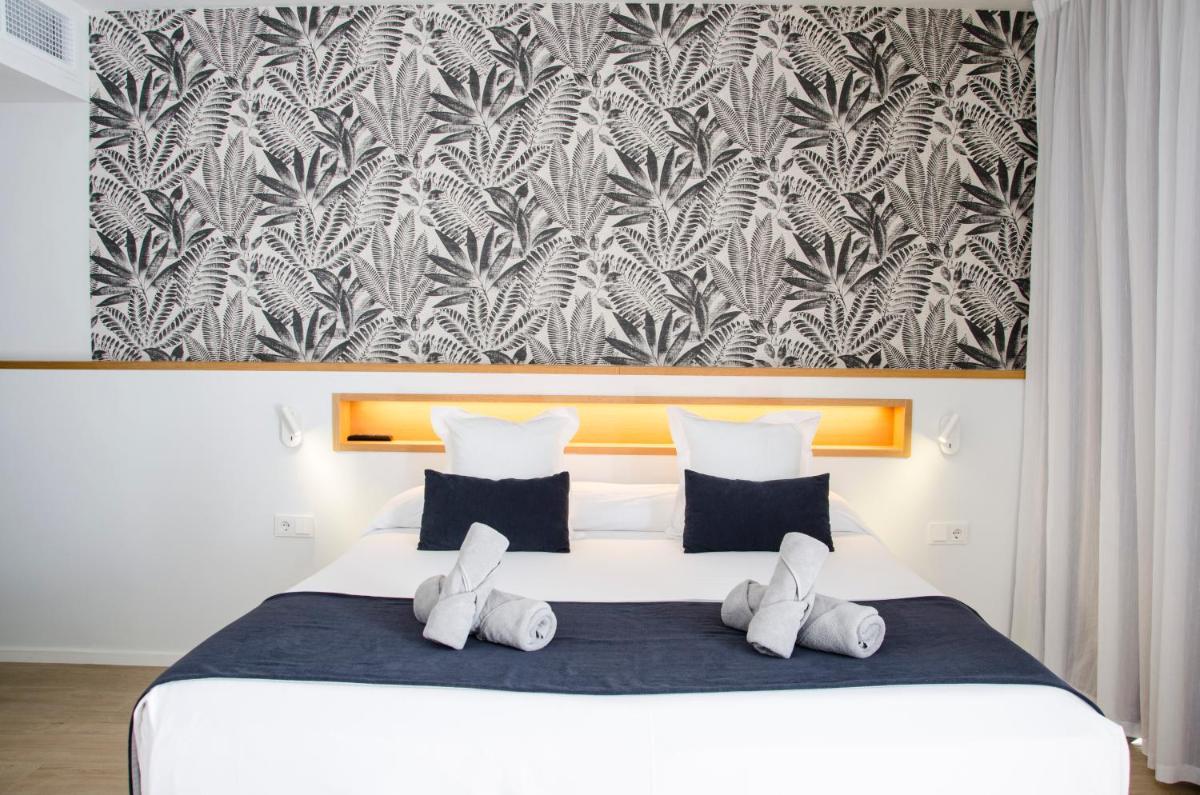 Cama o camas de una habitación en Hotel Anfora Ibiza