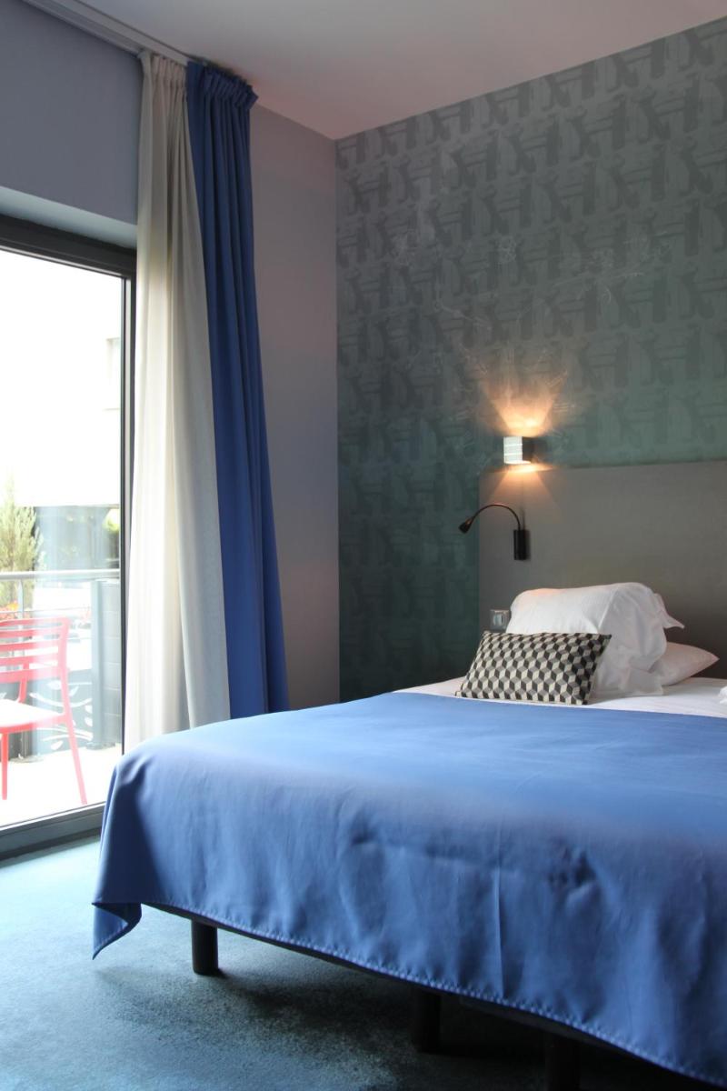 Un ou plusieurs lits dans un hébergement de l'établissement Logis Hôtel Victor Hugo & Spa