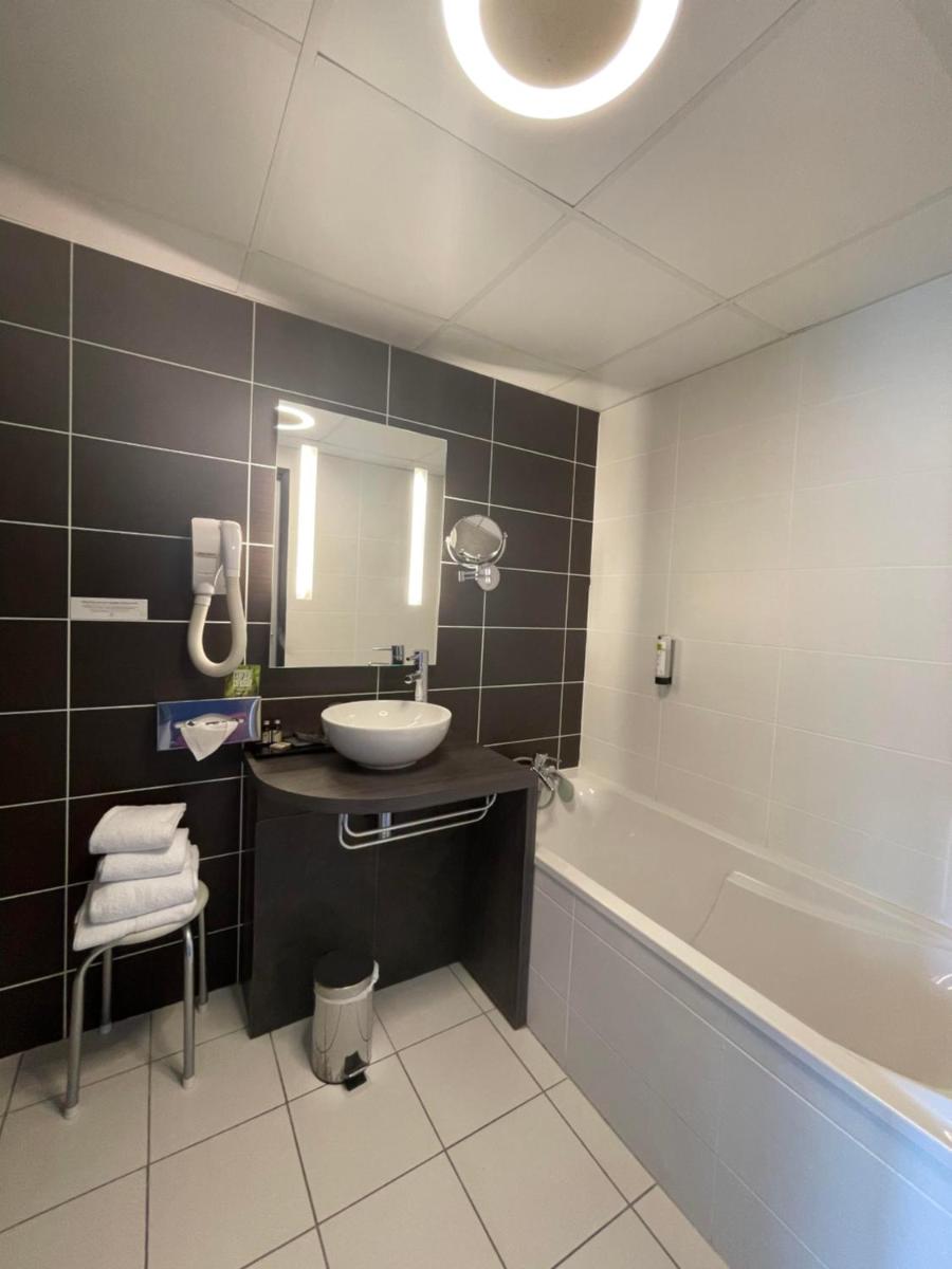 Salle de bains dans l'établissement Logis Hôtel Victor Hugo & Spa