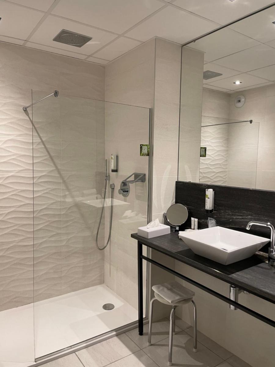 Salle de bains dans l'établissement Logis Hôtel Victor Hugo & Spa