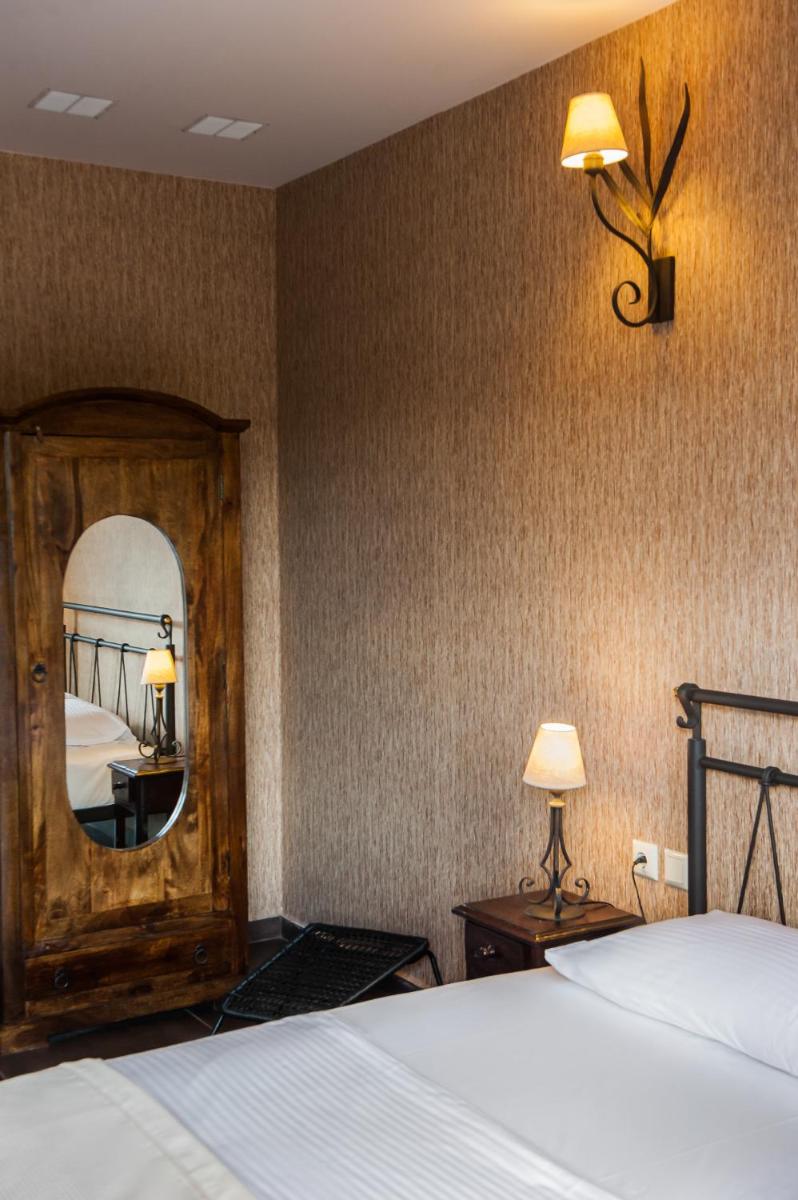 Polys Guest House - Housity