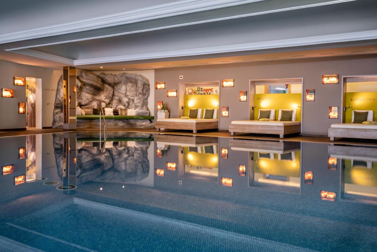 Der Swimmingpool an oder in der Nähe von Hotel Franks