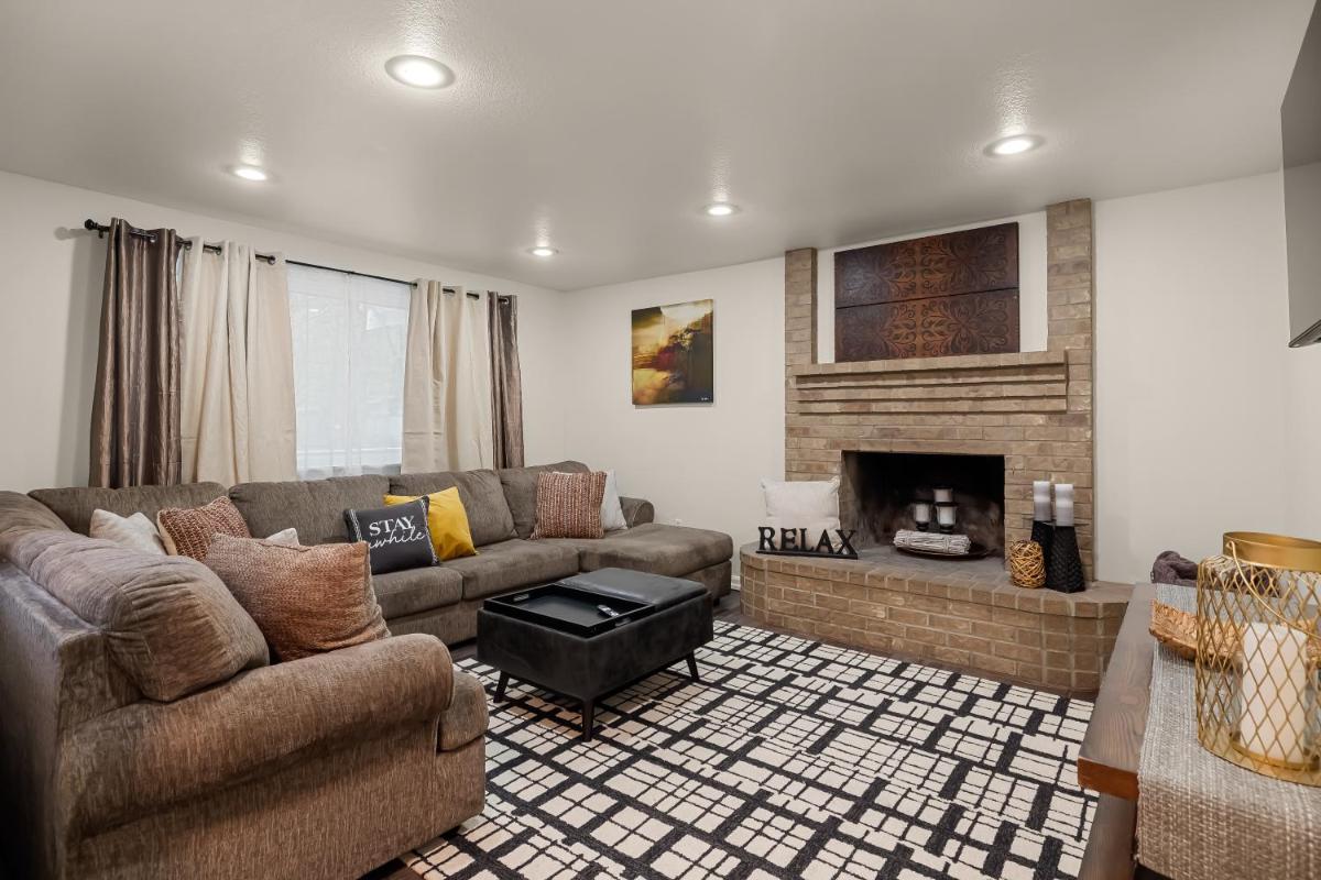 Enchanted Forest Retreat - 4 Bedroom Getaway - Housity