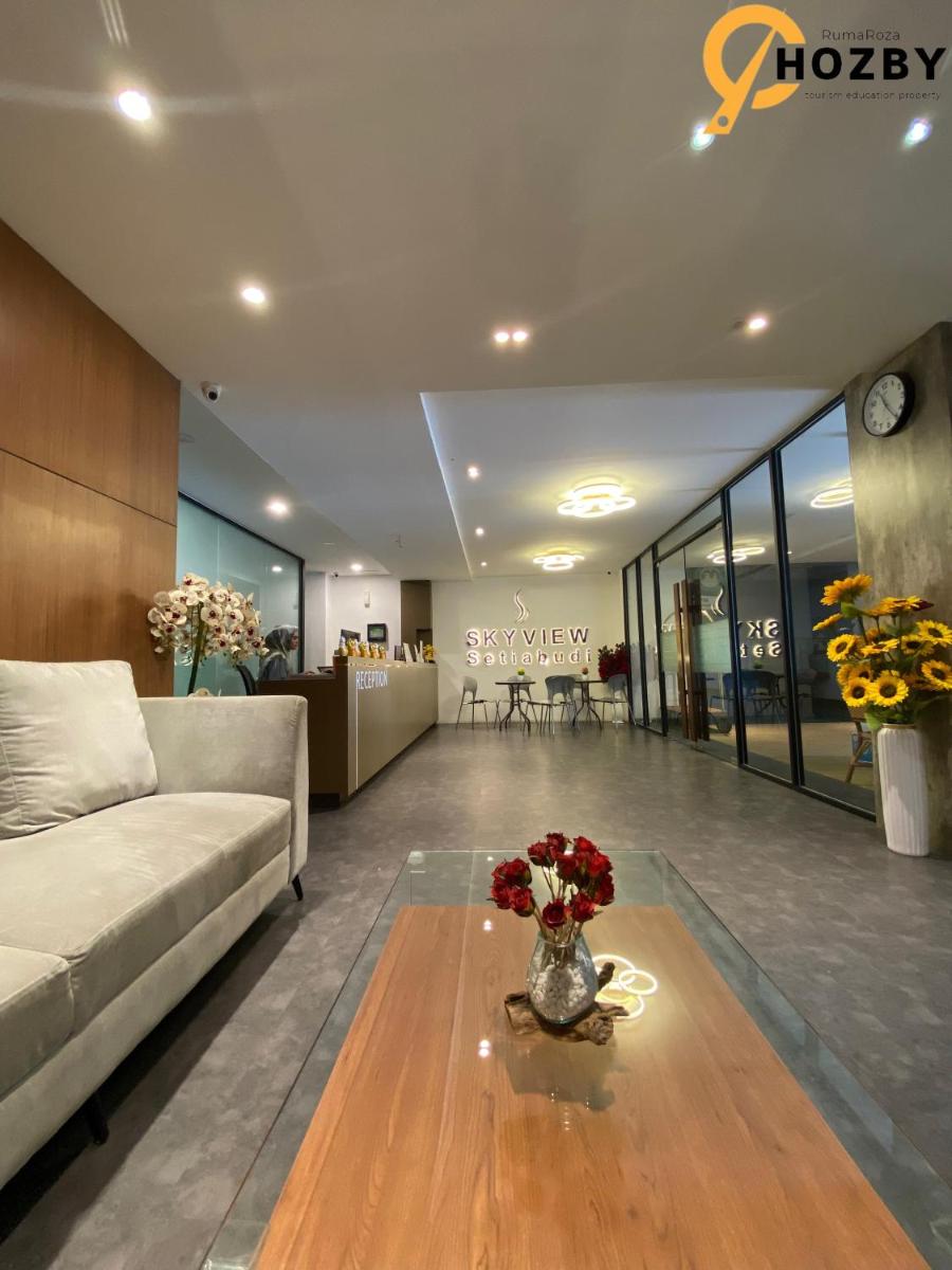 Hozby Skyview Setiabudi Suites - Housity