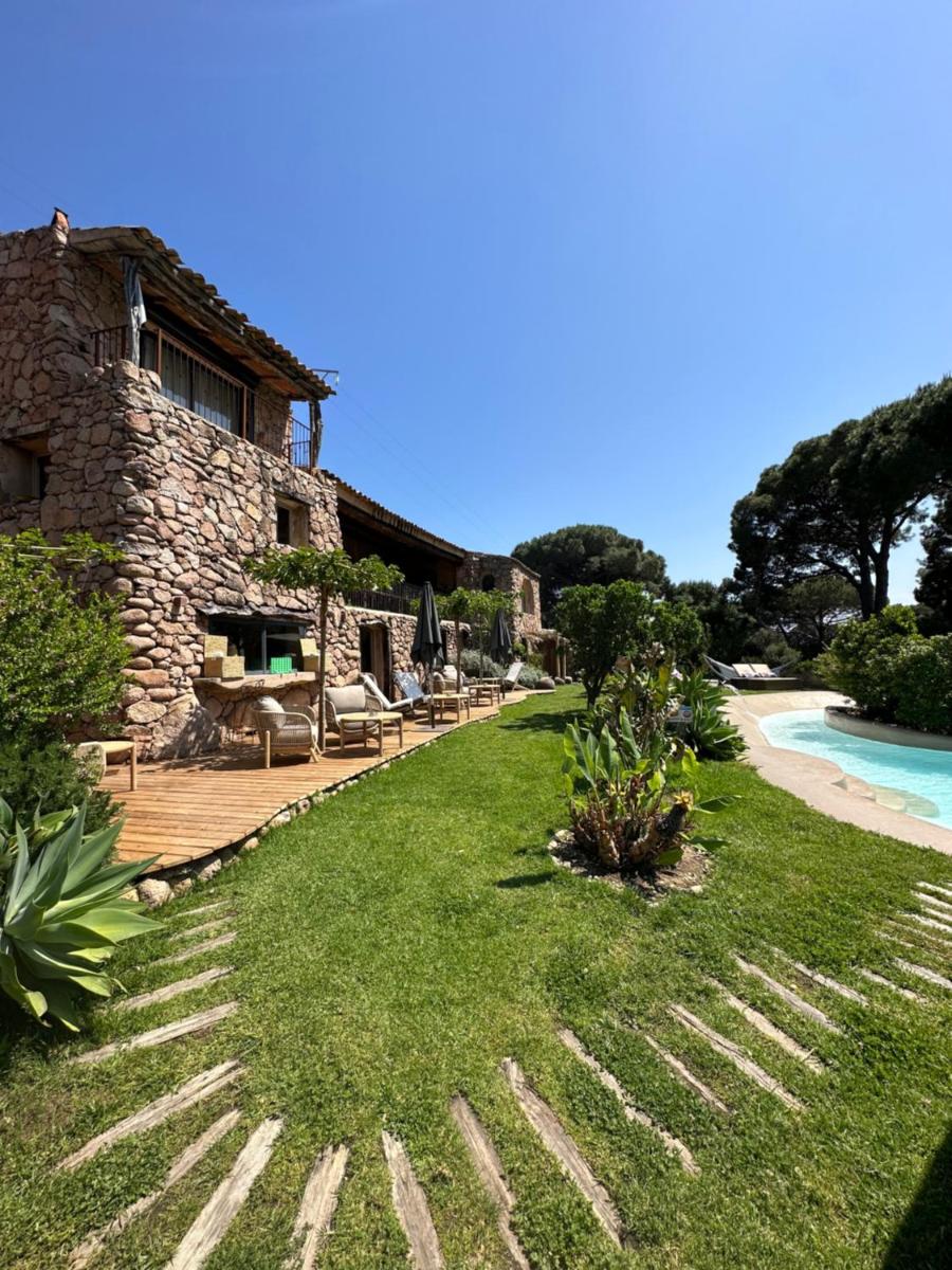 Piscine de l'établissement Hôtel Ambassador Palombaggia ou située à proximité